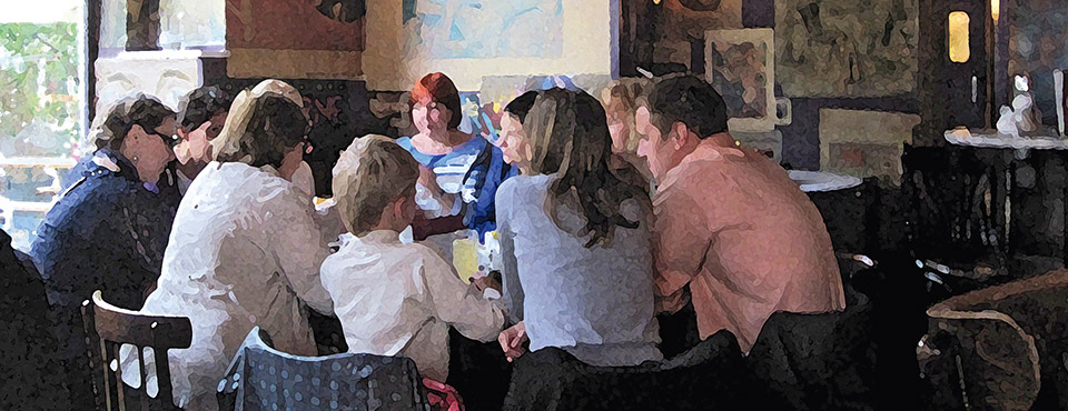 Foto Gastraum mit Personengruppe am Tisch